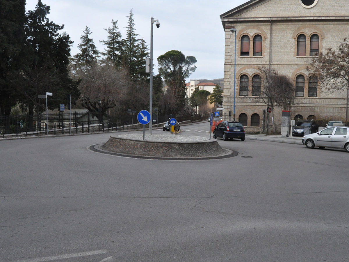 Intersezione urbana a raso di tipo rotatoria nel rione Santa Maria, Potenza.